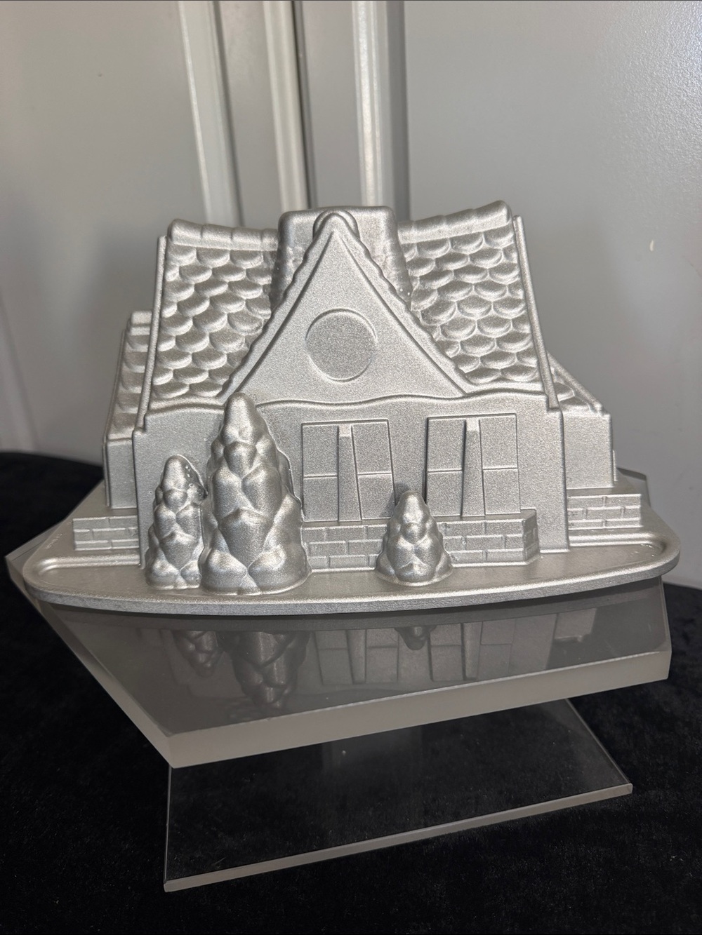 Holiday Gingerbread House Sculpture Bundt Baking Pan Measures: 10.5”x8x7.5”